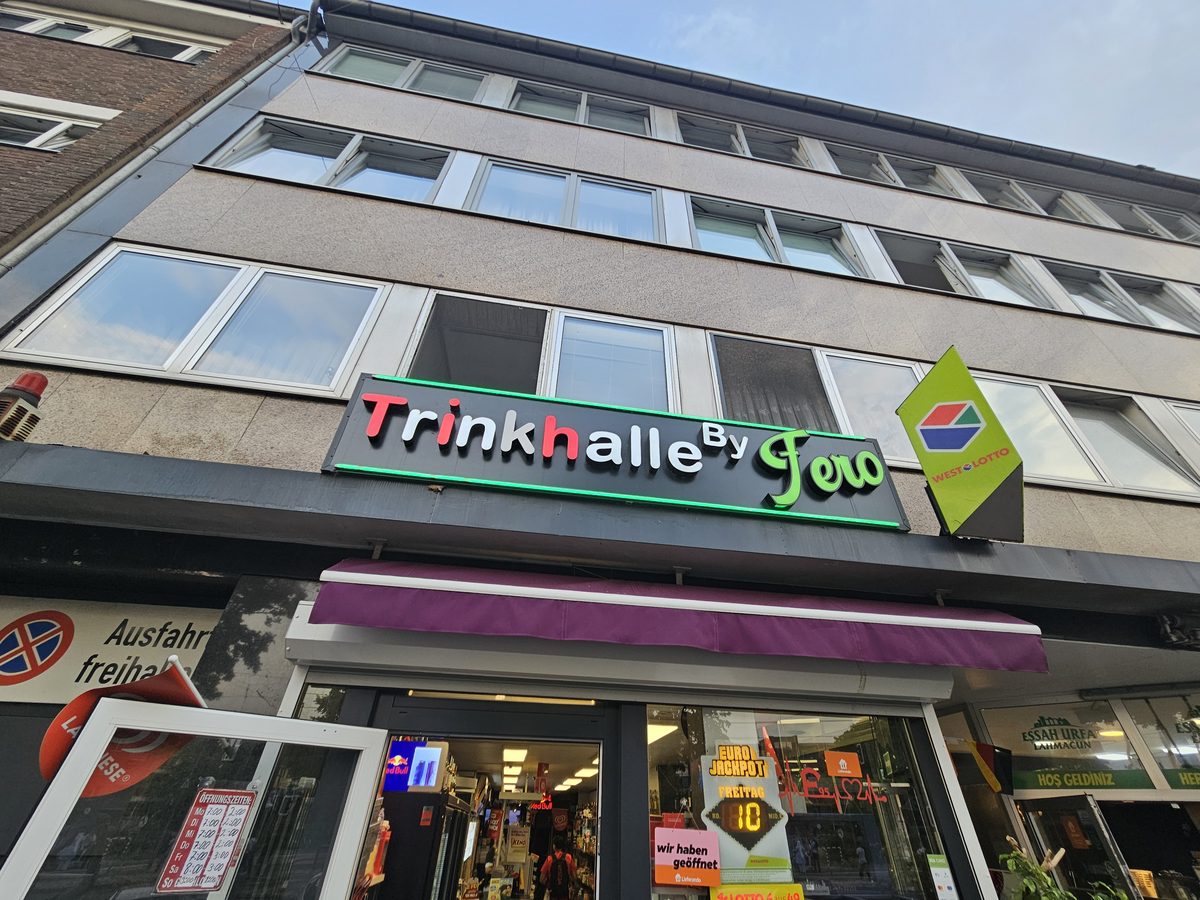 Ladenfront mit Trinkhalle- und WestLotto-Schild, direkt neben Essah-Urfa Lahmacun
