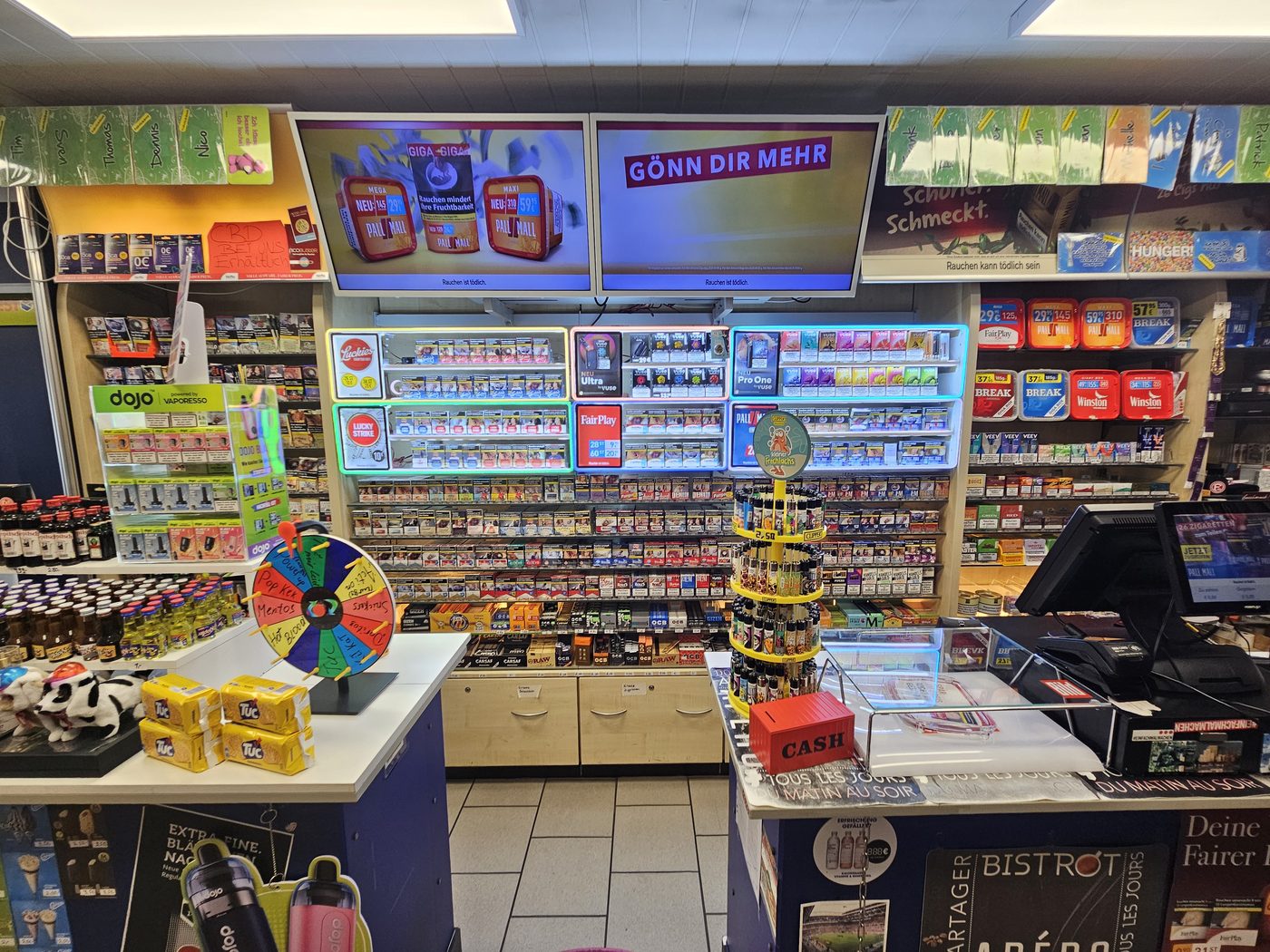 Zigaretten- und Tabakregal im Kiosk