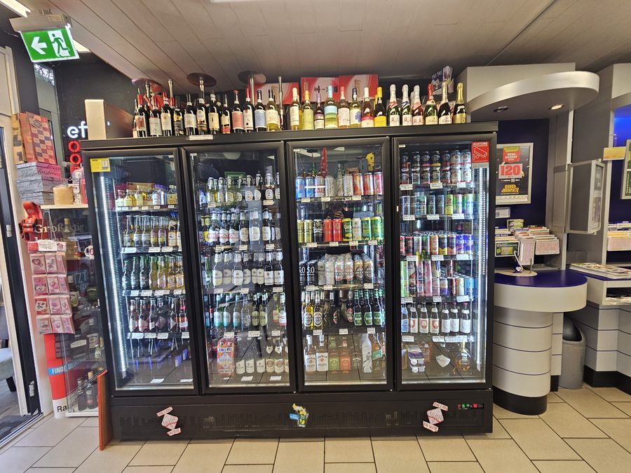 K&uuml;hlschrank mit Bier und Spirituosen