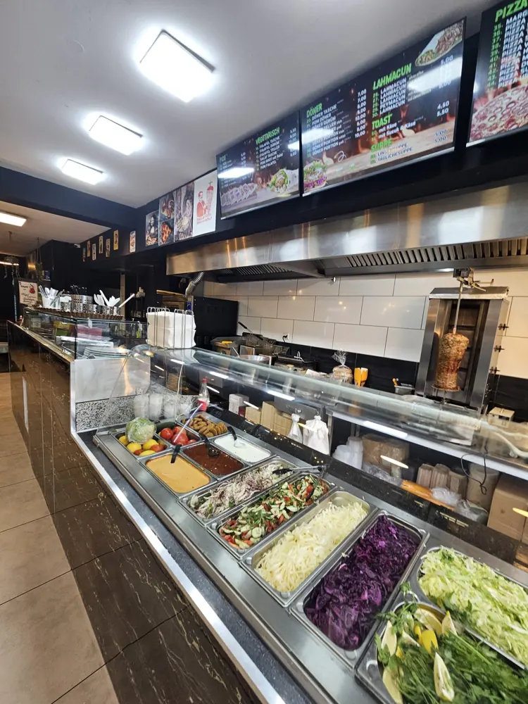 Essah Urfa tezgâhında lahmacun ve döner için taze salatalar ve malzemeler