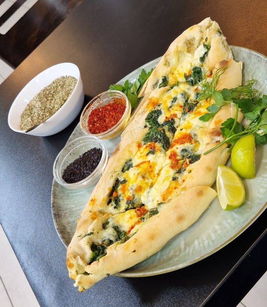 Frisch gebackene Pide mit Gew&uuml;rzen und Limette