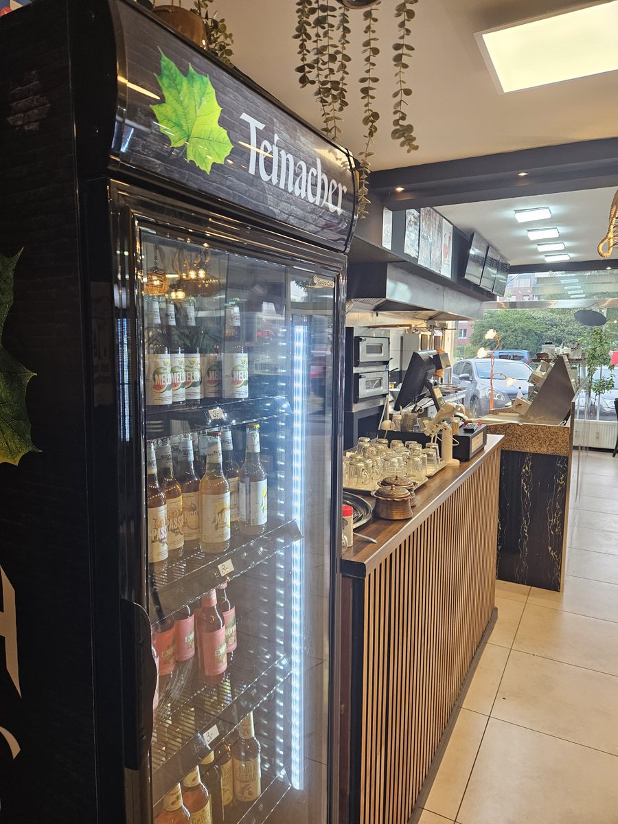 Getr&auml;nkek&uuml;hlschrank mit alkoholfreien Cocktails und Limonaden